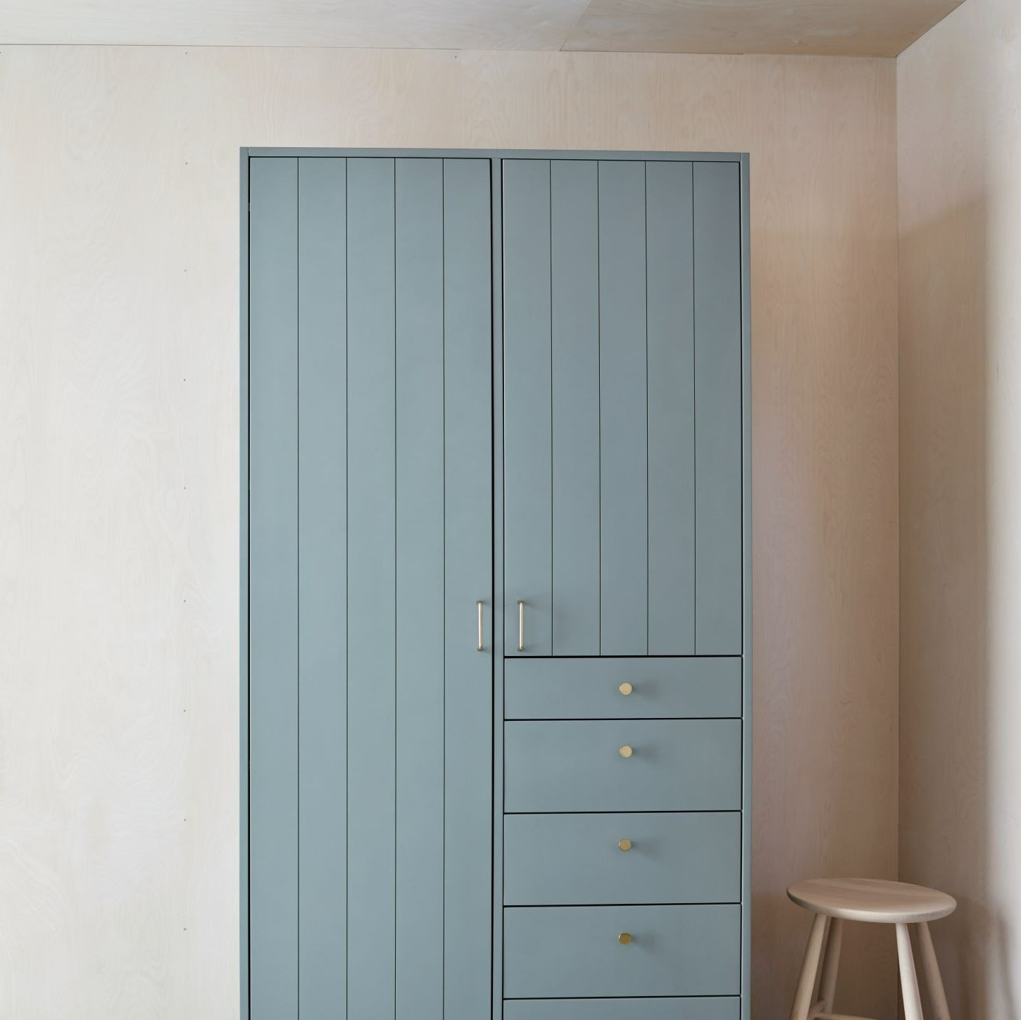 Wardrobe in solid wood for the hallway